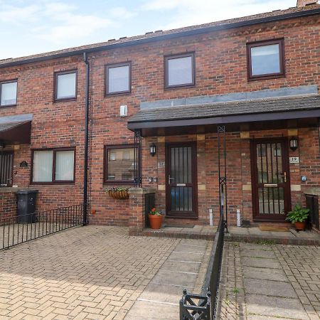 17 Fewster Way Villa York Exterior photo