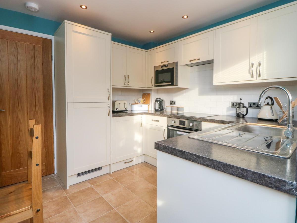 17 Fewster Way Villa York Exterior photo