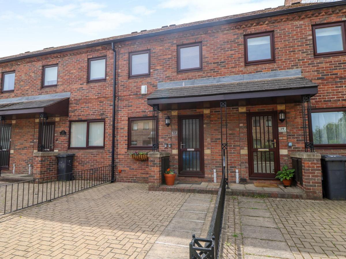 17 Fewster Way Villa York Exterior photo
