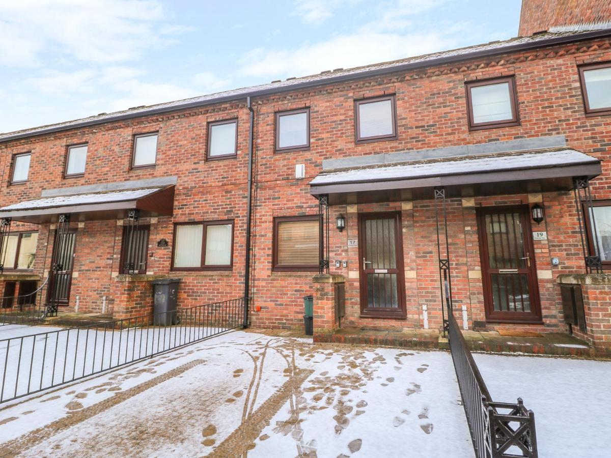 17 Fewster Way Villa York Exterior photo