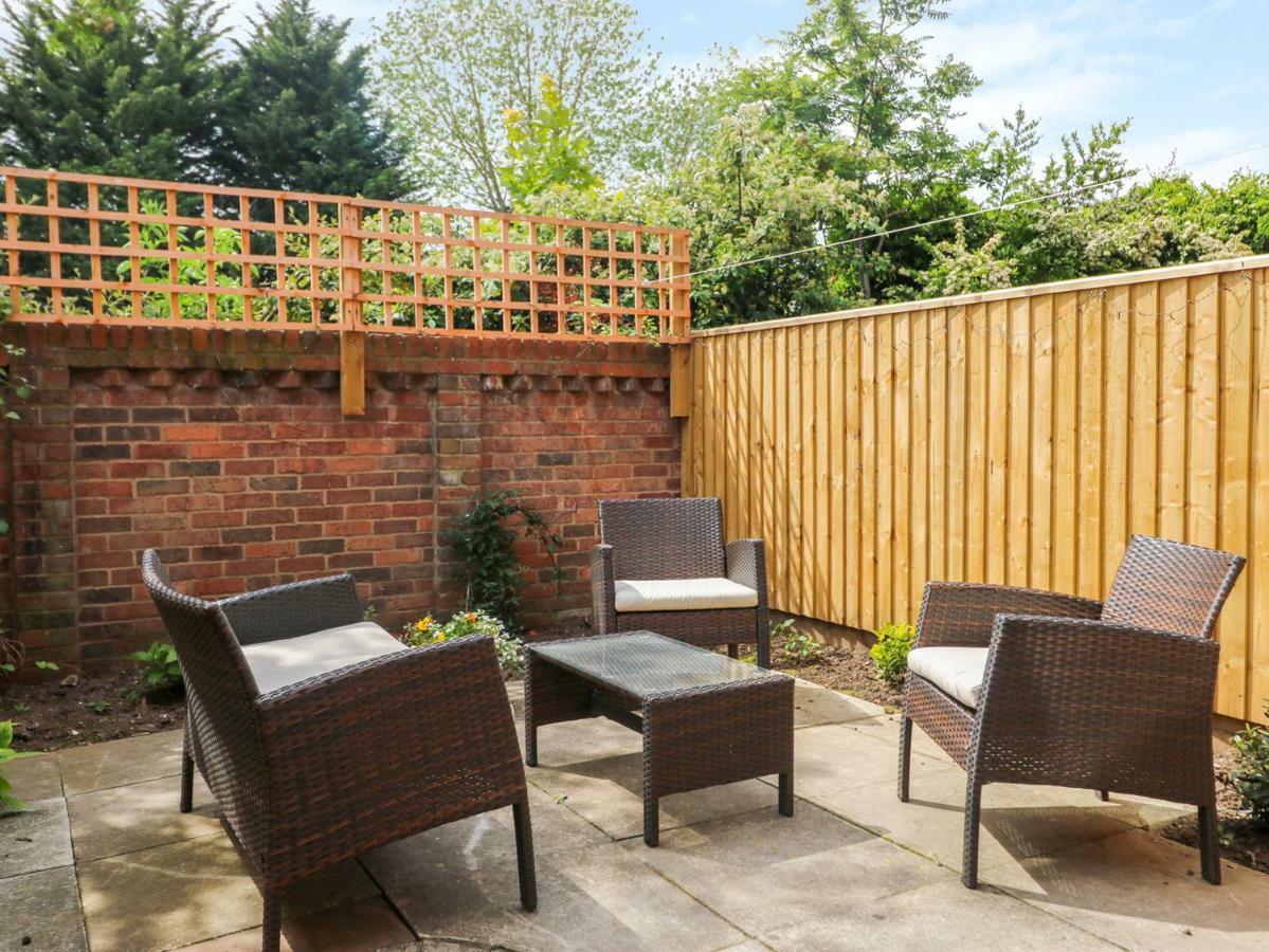 17 Fewster Way Villa York Exterior photo