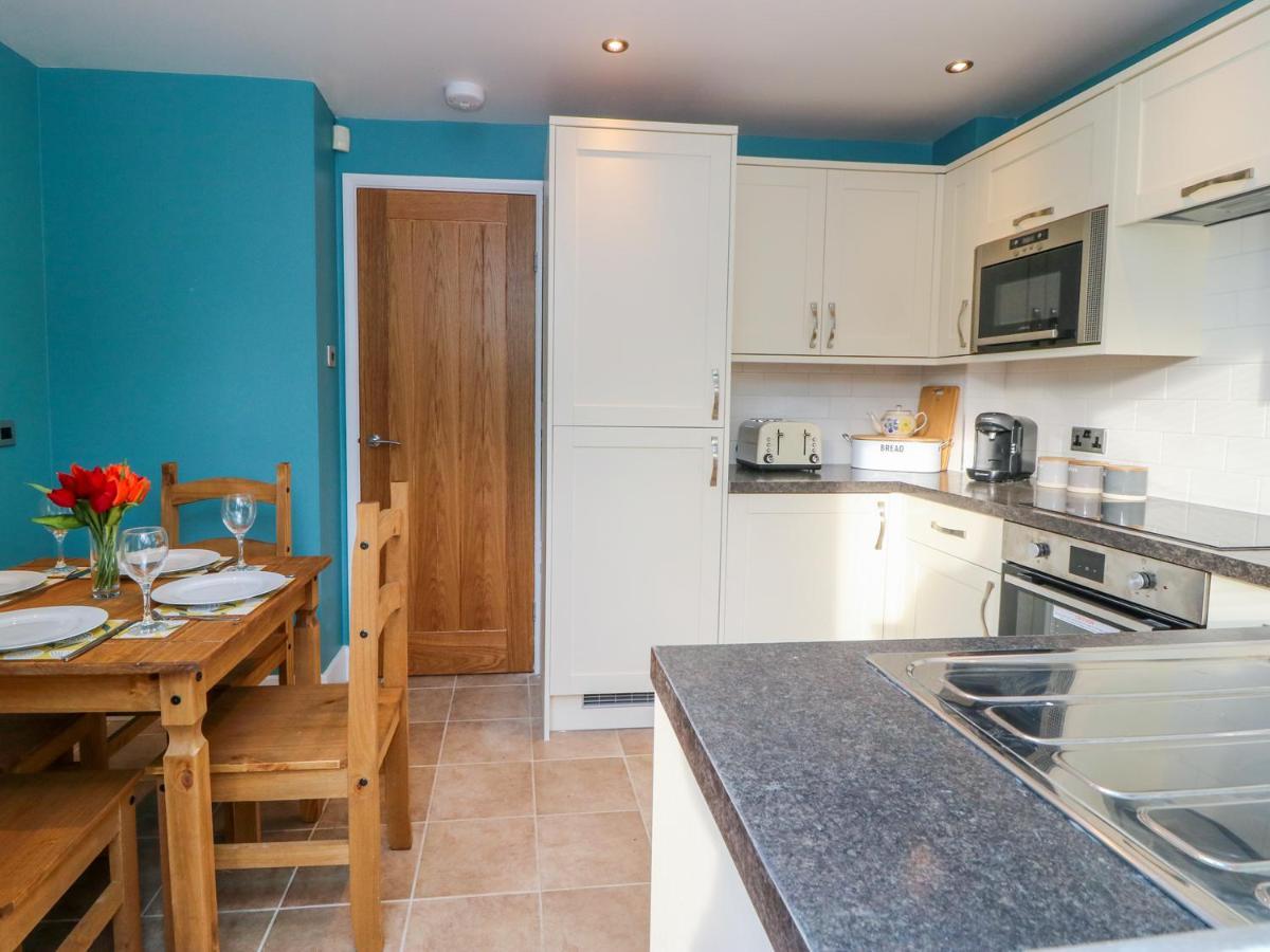 17 Fewster Way Villa York Exterior photo